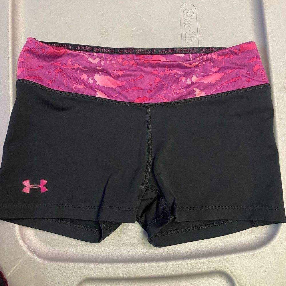 ⭐️HOST PICK⭐️ Under Armour Spandex Shorts - Picture 2 of 3